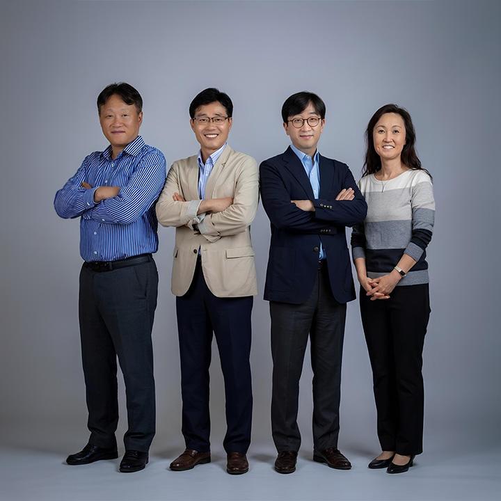 △(왼쪽부터) 고려대학교 세종캠퍼스 경제통계학부 정용훈 교수, 이성훈 교수, 신종국 교수, 뉴욕주립대 버팔로 Joanne Song McLaughlin 교수